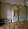 Interieur, wand met aftimmering, behang en spiegel - Renkum - 20338771 - RCE -  Huis Keyenberg: Interieur, wand met aftimmering, behang en spiegel 