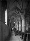 Interieur naar het zuidwesten - Tiel - 20208855 - RCE -  Hervormde Grote of Sint Maartenskerk: Interieur naar het zuidwesten (opmerking: In: Buiten; 20(1926), nr. 24, p. 285) 