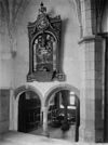 Interieur, rouwbord boven de doopkapel - Tiel - 20208856 - RCE -  Hervormde Grote of Sint Maartenskerk: Interieur, rouwbord boven de doopkapel 