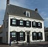 Pand met verdieping en hoog zadeldak tussen puntgevels