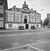 Overzicht voorgevel met bordes, bordestrap, classicistische ingangspartij en Justitiabeeld - Wageningen - 20348351 - RCE -  Stadhuis: Overzicht voorgevel met bordes, bordestrap, classicistische ingangspartij en Justitiabeeld 