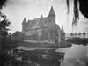 Overzicht zijgevel en gracht - Hernen - 20326588 - RCE -  Kasteel Hernen: Overzicht zijgevel en gracht 
