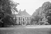 Voorzijde over het gazon - Leur - 20138923 - RCE -  Huis Leur: Voorzijde over het gazon 