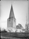 Kerk en toren vanuit het zuid-westen - Leur - 20138812 - RCE -  Nederlands Hervormde Kerk/ Toren: Kerk en toren vanuit het zuid-westen (opmerking: Fotonummer 9454) 