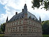 Kasteel Wijchen 06 oostvleugel met noordvleugel, schoorstenen oost met hoeken versierd.JPG -  Kasteel Wijchen 06 oostvleugel met noordvleugel, schoorstenen oost met hoeken versierd