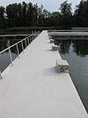 Strandbad startblokken -  Startblokken van het wedstrijdbad van Winterswijkse strandbad met de cascade op de achtergrond