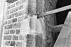 Blokje Baumberger ter hoogte van brugstaaf scheuren. - Winterswijk - 20215357 - RCE -  Nederlands Hervormde Kerk en Toren: blokje Baumberger ter hoogte van brugstaaf scheuren. 