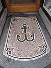 Te Kortschot detailfoto winkelpand -  Detailfoto van de originele entree van de winkel: terrazzo-vloer met ankermotief