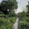 Overzicht van de oude moestuin, met huis Brakel op de achtergrond