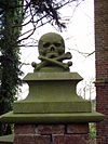 IH 23626 02.JPG -  Hervormde kerk te Nederhemert-Zuid, doodshoofd op poortpenant kerkhof. 