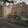 Overzicht voorgevel, tijdens restauratie - Nederhemert-Zuid - 20334986 - RCE -  Kasteel Nederhemert: Overzicht voorgevel, tijdens restauratie 