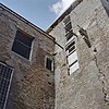 Hoek tussen oostgevel hoofdgebouw (buitenzijde 'kapel') en noordoostelijke toren, gezien in noordwestelijke richting - Nederhemert-Zuid - 20340520 - RCE -  Kasteel Nederhemert: Hoek tussen oostgevel hoofdgebouw (buitenzijde 'kapel') en noordoostelijke toren, gezien in noordwestelijke richting (opmerking: Gefotografeerd in het kader van Kanjerproject) 