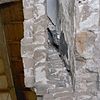 Gezicht omhoog tussen metselwerk uit 1781 (links) op de aanzet ribbe (midden) van gewelf in 'kapel', d.w.z. nis in oostwand van de zaal - Nederhemert-Zuid - 20340527 - RCE -  Kasteel Nederhemert: Gezicht omhoog tussen metselwerk uit 1781 (links) op de aanzet ribbe (midden) van gewelf in 'kapel', d.w.z. nis in oostwand van de zaal (opmerking: Gefotografeerd in het kader van Kanjerproject) 