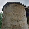 Ronde toren uit het zuidwesten met dichtgezette vensters, stalen band en nooddak - Nederhemert-Zuid - 20340474 - RCE -  Kasteel Nederhemert: Ronde toren uit het zuidwesten met dichtgezette vensters, stalen band en nooddak (opmerking: Gefotografeerd in het kader van Kanjerproject) 