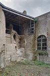 Links- ingestorte traptoren met nooddak uit 1966, rechts- westwand hoofdgebouw - Nederhemert-Zuid - 20340538 - RCE -  Kasteel Nederhemert: Links: ingestorte traptoren met nooddak uit 1966, rechts: westwand hoofdgebouw (opmerking: Gefotografeerd in het kader van Kanjerproject) 
