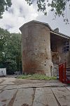 Overzicht westzijde ronde toren met nooddak uit 1966. Rechts- ingestorte traptoren met nooddak - Nederhemert-Zuid - 20340547 - RCE -  Kasteel Nederhemert: Overzicht westzijde ronde toren met nooddak uit 1966. Rechts: ingestorte traptoren met nooddak (opmerking: Gefotografeerd in het kader van Kanjerproject) 