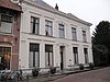 Pand met eenvoudige gevel met ingezwenkte zijkanten en geprofileerde waterlijst