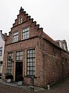 Hoekpand met zadeldak en gepleisterde trapgevel
