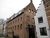 Ruiterstraat 8 - In oorsprong 16e eeuws pakhuis, thans na restauratie ingericht tot klooster. Het pand telt twee verdiepingen en een hoog zadeldak tussen puntgevels. Vensters met korfbogen. 