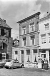 Huis dat in het derde kwart der 19e eeuw een gepleisterde lijstgevel met vijf consoles onder de kroonlijst verkreeg