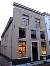 Kerkstraat 24 - Pand op de hoek van de Ruiterstraat. Pand met verdieping en hoog schilddak 