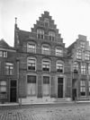 Overzicht voorgevel - Zaltbommel - 20326933 - RCE -  Trapgevel: Overzicht voorgevel (opmerking: In: Buiten ; 9(1915), nr. 39, p. 466) 