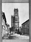 De toren van de Sint Maartenskerk in de steigers, gezien vanuit de Nieuwstraat - Zaltbommel - 20219862 - RCE -  Nederlands Hervormde Kerk of Grote of Sint Maartens Kerk en Tore: De toren van de Sint Maartenskerk in de steigers, gezien vanuit de Nieuwstraat (opmerking: Dit negatief is een reproductie van een fotoafdruk (vervaardiger: Blitz, Utrecht) in de collectie van de dienst.) 