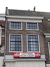 Gamerschstraat 5 -  Pand met twee verdiepingen en hoog zadeldak tussen puntgevels, in oorsprong mogelijk laat-middeleeuws. De 19e eeuwse lijstgevel heeft in de bovenvensters achtruitsramen. Gamerschestraat 5, Zaltbommel 