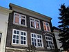 Waterstraat 36' - Pand uit de vroege 17e eeuw met twee verdiepingen en zadeldak. Aan de straatzijde een lijstgevel, gedateerd onder het uithangteken, dat een man voorstelt, wiens benen uit een ton steken (