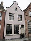 Vismarkt 4 - Pand met gepleisterde gevel met ingezwenkte zijkanten. 17e- tot 18e eeuw. 