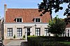 Pand van begane-grond met hoog zadeldak tussen puntgevels