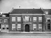 Voorgevel, poort met twee figuren - Zaltbommel - 20220220 - RCE -  Oude Mannen- en Vrouwenhuis: Voorgevel, poort met twee figuren 