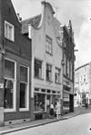 Pand met witgepleisterde klokgevel aan de Beukerstraat te Zutphen - Zutphen - 20227160 - RCE -  Zutphen: Pand met witgepleisterde klokgevel aan de Beukerstraat te Zutphen 