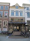 Pand onder hoog schilddak en met gepleisterde lijstgevel