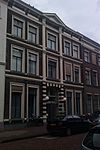 Huis met lijstgevel met stucversieringen