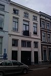 Pand met geverfde lijstgevel met erker op consoles
