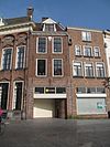 Pand met lijstgevel, waarin cartouche met jaartal: 1666