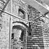Kapel van het voormalige Agnietenklooster te Zutphen, fragment van de noordgevel (met rechts een hoek van de refter) in verval - Zutphen - 20227027 - RCE -  Kapel van het v.m. Agnietenklooster: Kapel van het voormalige Agnietenklooster te Zutphen, fragment van de noordgevel (met rechts een hoek van de refter) in verval 