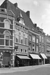 Huis onder een dwars zadeldak met het nummer 14