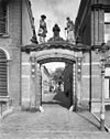 Toegangspoort tot het Bornhof aan de Zaadmarkt te Zutphen - Zutphen - 20227100 - RCE -  Bornhof: Toegangspoort tot het Bornhof aan de Zaadmarkt te Zutphen 