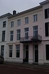 Herenhuis met eenvoudige gepleisterde lijstgevel