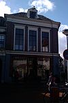 Pand onder dwars schilddak met lijstgevels voorzien van gemetselde hoekpilasters