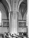 Interieur van de Neiuwstadskerk te Zutphen met eerste vrijstaande pijler noord-zijde en schilderijen - Zutphen - 20226920 - RCE -  Nieuwstadskerk: Interieur van de Neiuwstadskerk te Zutphen met eerste vrijstaande pijler noord-zijde en schilderijen 