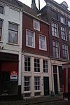 Gesausde lijstgevel voor een pand onder hoog, dwars dak