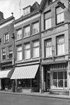 Huis onder schilddak en met lijstgevel