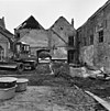 Achtergevel van de kapel van het voormalige Agnietenklooster te Zutphen (rechts) in verval en de achterzijde van de half gesloopte panden Komsteeg 1-3-5 - Zutphen - 20227040 - RCE -  Kapel van het v.m. Agnietenklooster: Achtergevel van de kapel van het voormalige Agnietenklooster te Zutphen (rechts) in verval en de achterzijde van de half gesloopte panden Komsteeg 1-3-5 