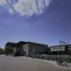 Zijaanzicht van de ingang van het station met luifel, stadszijde