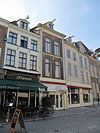 Pand met eenvoudige, gepleisterde lijstgevel met ramen