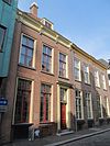 Pand onder schilddak met topschoorsteen