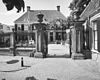 Toegangshek, ijzeren bekroning - Zutphen - 20346745 - RCE -  Huize van de Kasteele: Toegangshek, ijzeren bekroning (opmerking: Gefotografeerd voor Hekken in Nederland, Peter Meijer) 